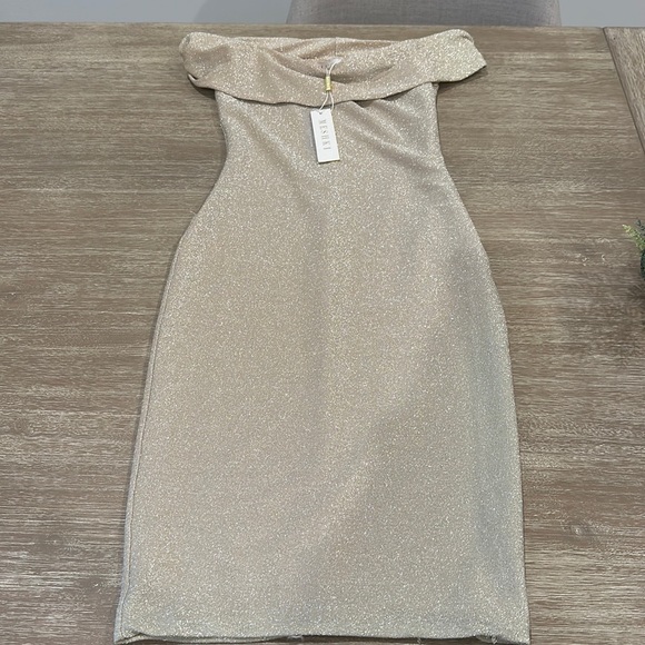 Gorgeous party dress perfect for the holidays ✨✨✨ - Picture 3 of 8